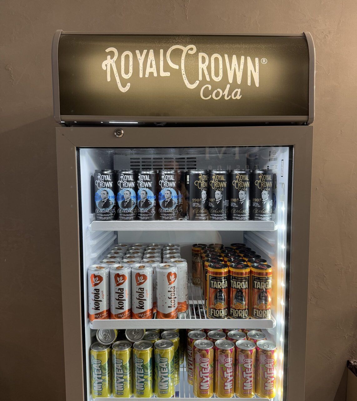 Automat plný nápojů dostupných v Holičství 24.